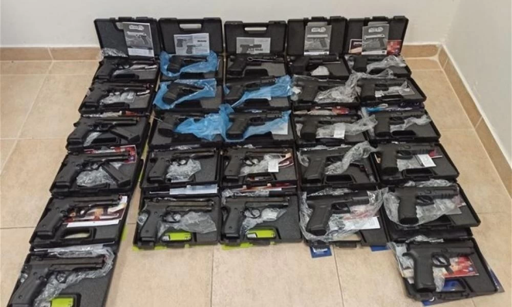 Αλβανός προσπάθησε να περάσει στη Ελλάδα πιστόλια κρότου